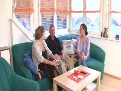 GILF wird ins feuchte Loch geknallt