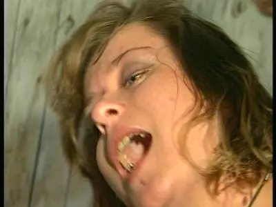 Teen Luder ist beim Gruppensex anal fixiert