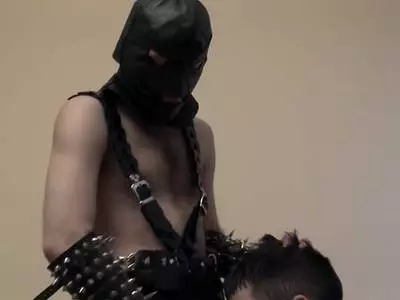 Beim schwulen Analbums wird das enge Arschloch hart gefickt