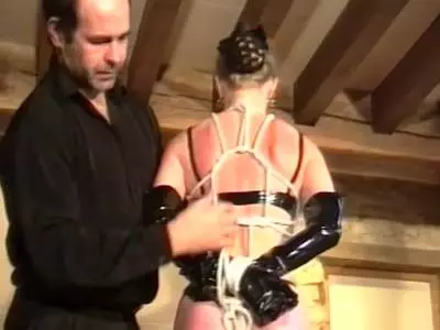 Heiße Nutte bekommt ihren runden Arsch versohlt