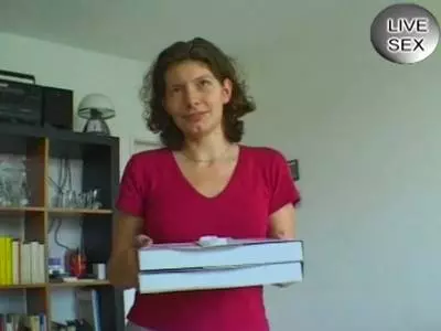 Deutsche Hausfrau mit rasierter Muschi steht auf Selbstbefriedigung