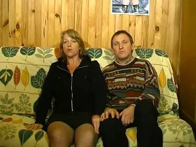 Hausfrauen Blondine steht auf Analsex und Gay Männer