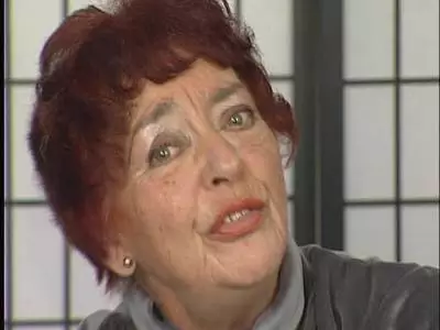 Deutsche GILF mit behaarter Muschi liebt Selbstbefriedigung