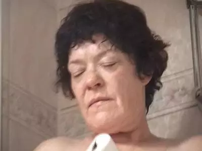 GILF stopft sich ihre haarige Spalte